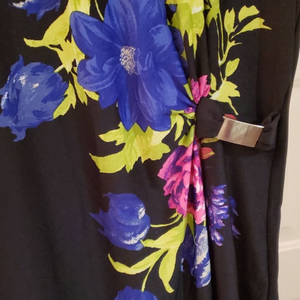 Black and floral multi colored asymmetric top - Picture 2 of 5